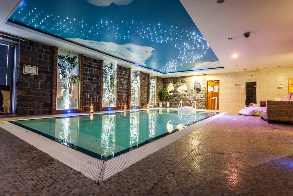 Airport View Hotel And Secret Spa Lusk Exterior foto