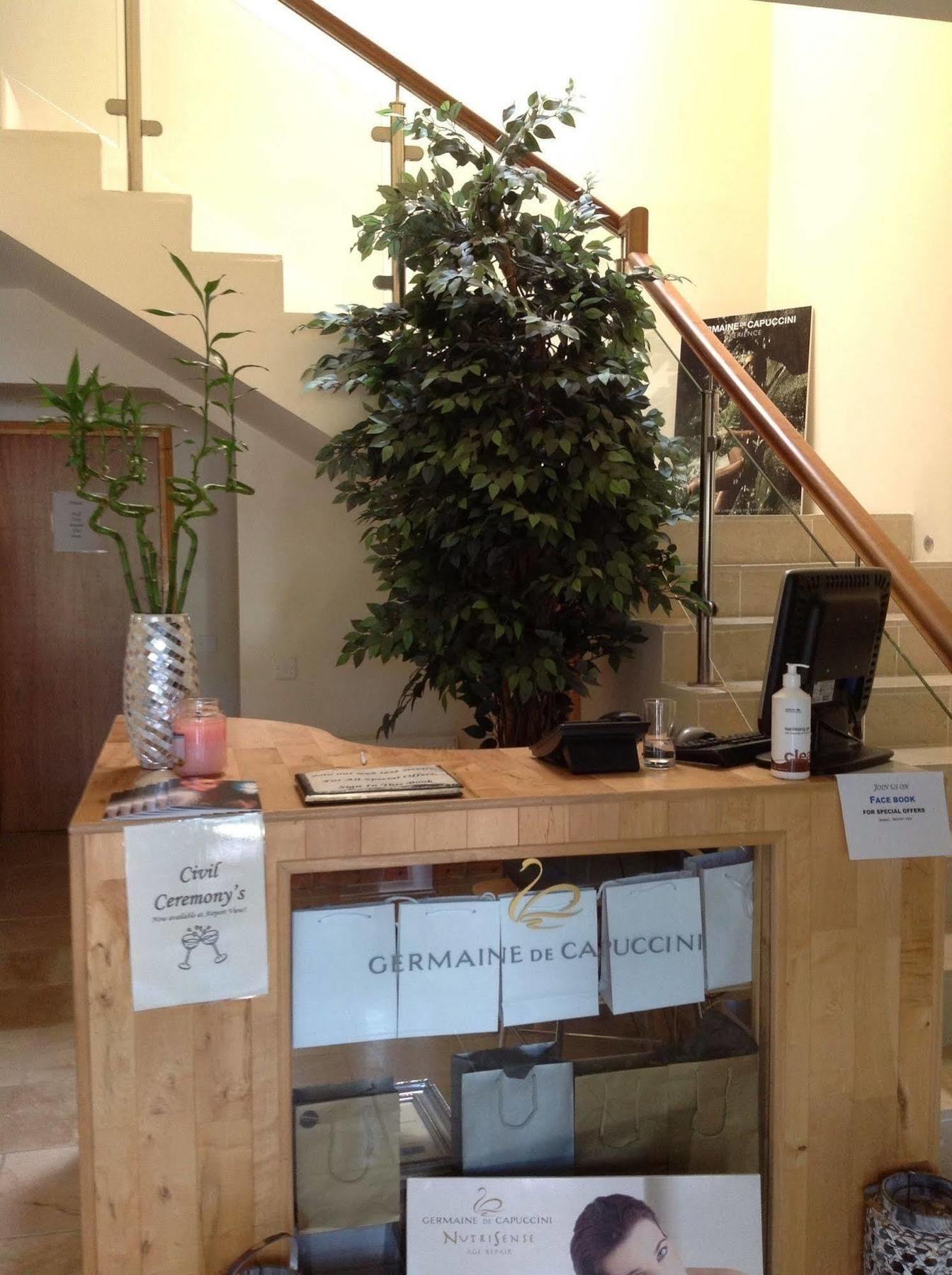 Airport View Hotel And Secret Spa Lusk Exterior foto