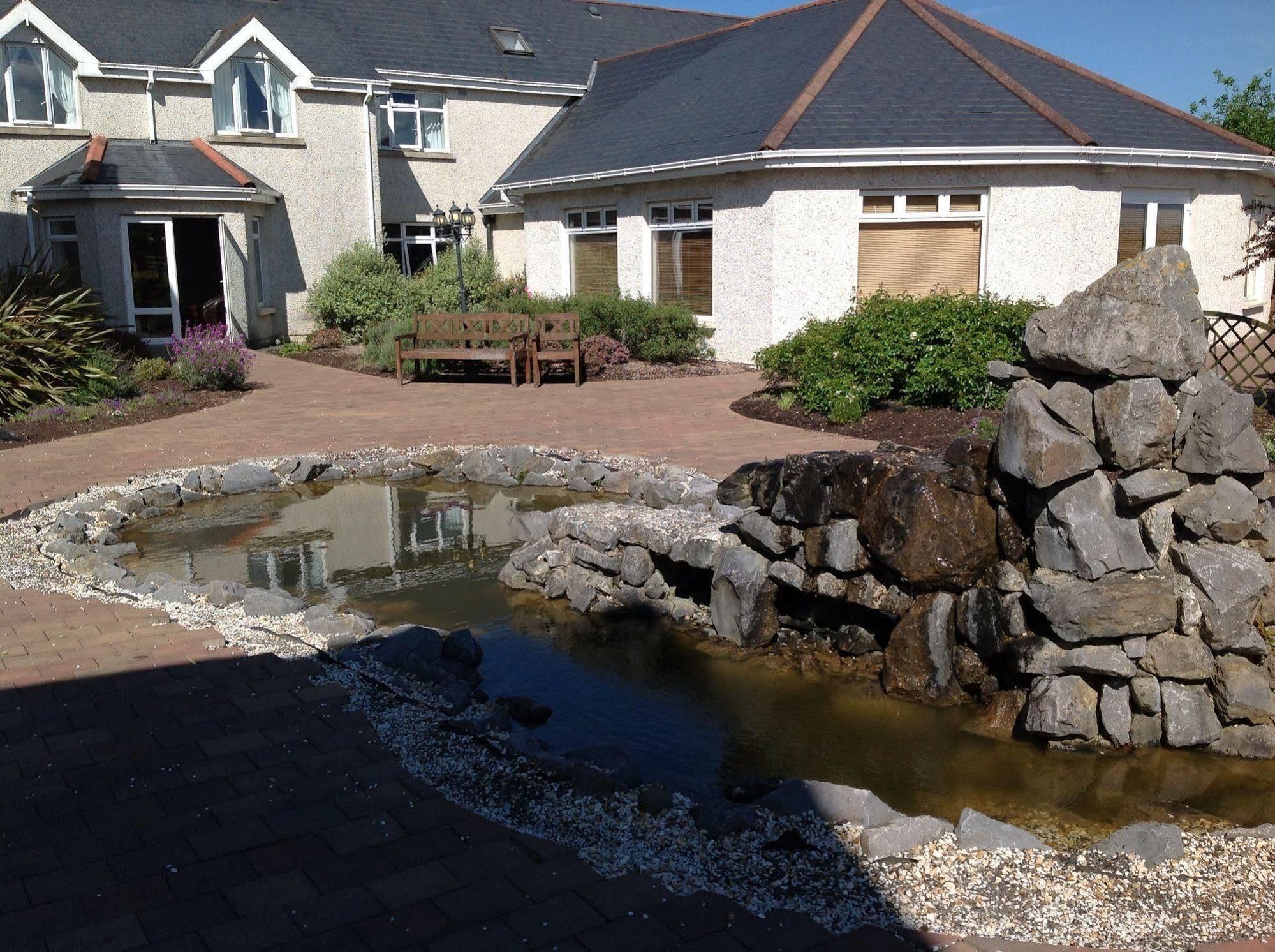 Airport View Hotel And Secret Spa Lusk Exterior foto